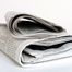 Pressemeldungen der IKK gesund plus Zeitungsstapel auf einem Tisch